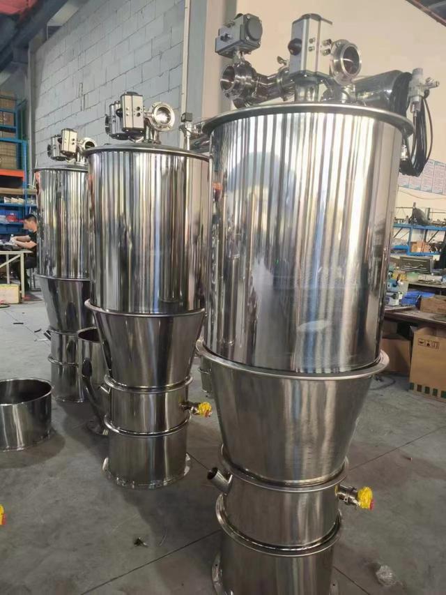 真空上料機是目前國外較為先進完善的粉粒混合物料的真空輸送設備